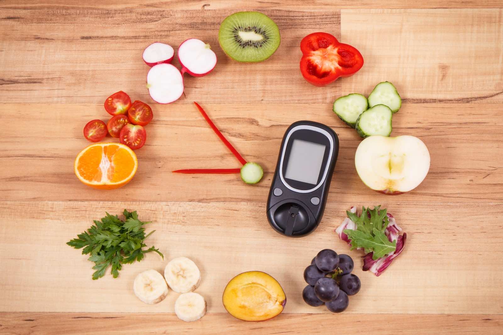 Dr. med. Julia Schulz, Fachärztin für Innere Medizin und Diabetologie in Frankfurt, bei der Analyse von Laborergebnissen. Das Bild betont die präzise Diagnostik bei Diabetes und Adipositas zur Früherkennung und Prävention chronischer Stoffwechselerkrankungen.
