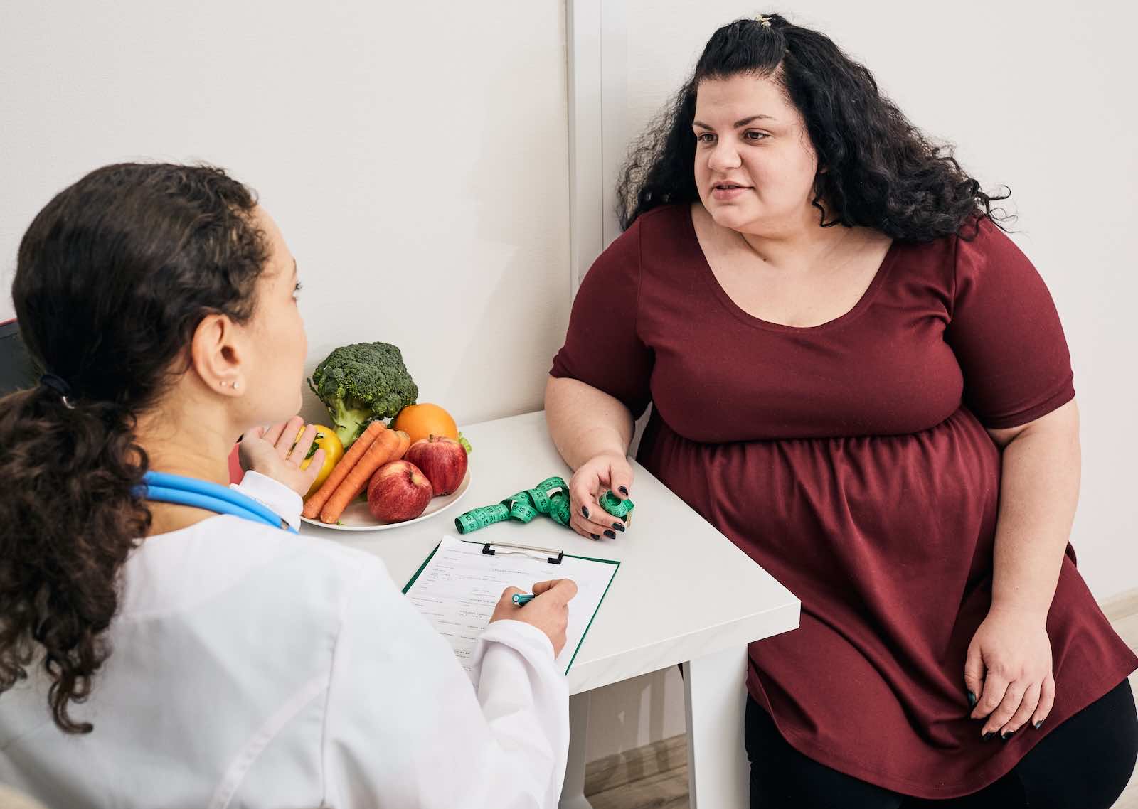 Dr. med. Julia Schulz, Fachärztin für Innere Medizin in Frankfurt, visualisiert ihre ganzheitliche Adipositas Therapie. Das Bild zeigt den Fokus auf medizinisch betreute Gewichtsreduktion, Stoffwechselmanagement und die Behandlung von Begleiterkrankungen.