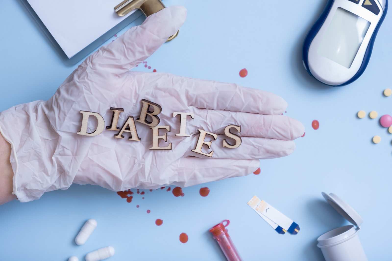 Dr. med. Julia Schulz, spezialisierter Diabetes Arzt Frankfurt, im Gespräch mit einem Patienten über die Diabetologie. Der Alt-Text betont die individuelle Betreuung bei Stoffwechselerkrankungen in der Frankfurter Praxis.